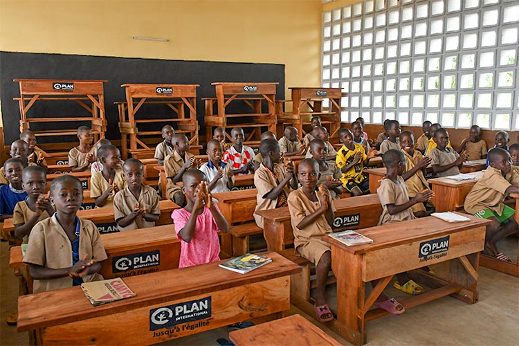 完成した教室で学ぶ子どもたち