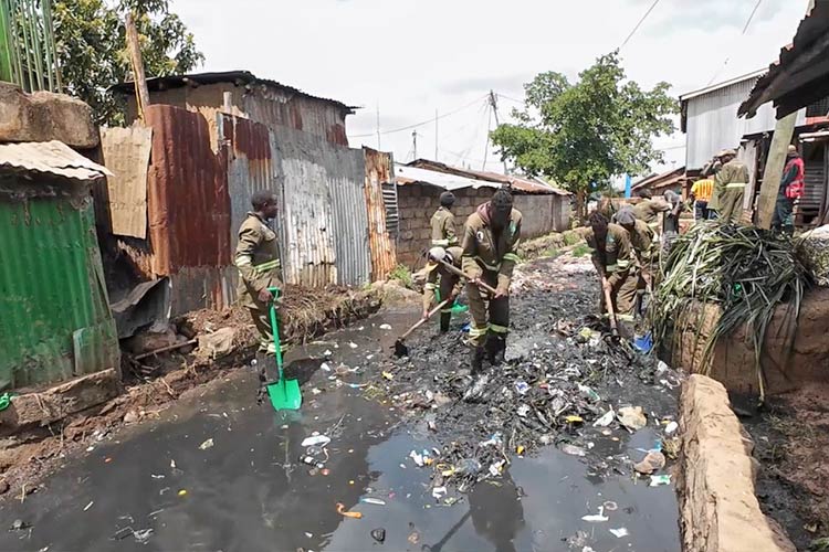 写真:雨が降ると汚水であふれる