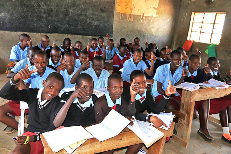 写真:勉強をする子どもたち(ケニア)