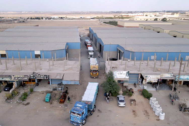 写真：倉庫を出発するトラック