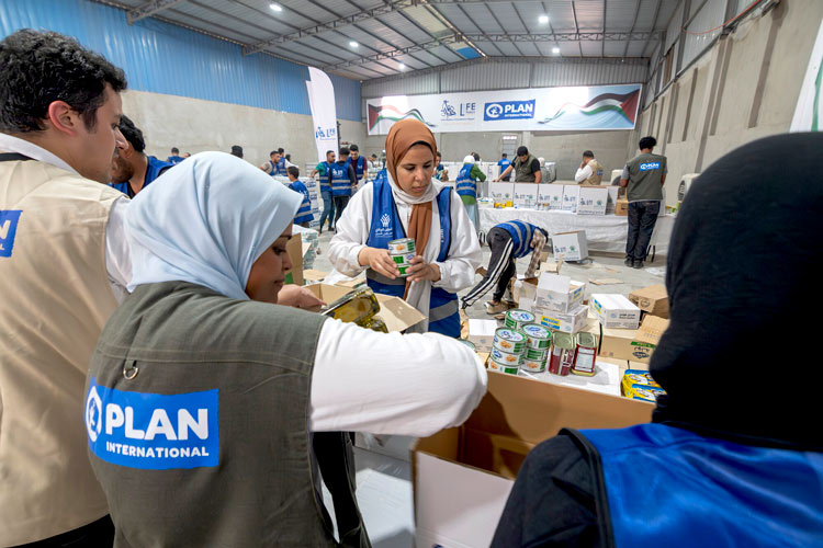 写真：倉庫での梱包・点検の様子