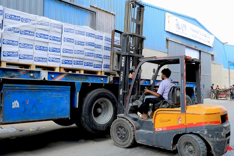 写真:トラックに積載される支援物資