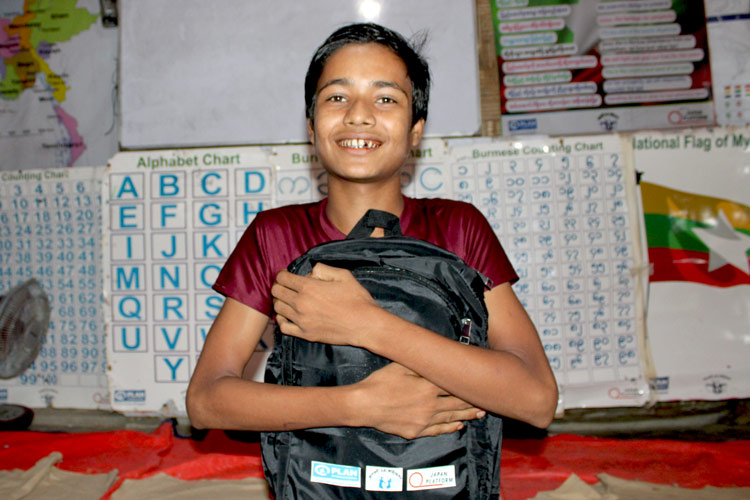 写真：教材と学用品一式を受け取った男性学習者