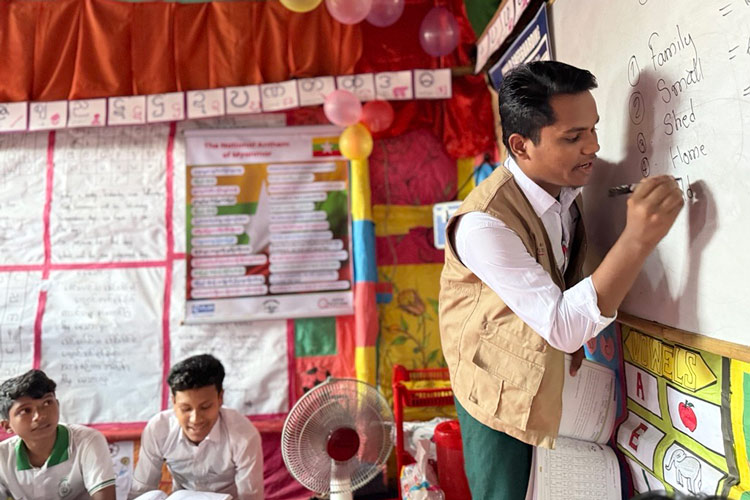 写真：さまざまな能力強化研修を経て授業に臨む男性教師