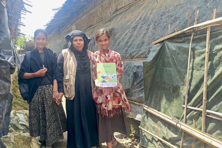 写真：女性学習者の通学付き添い支援をする女性サポート要員