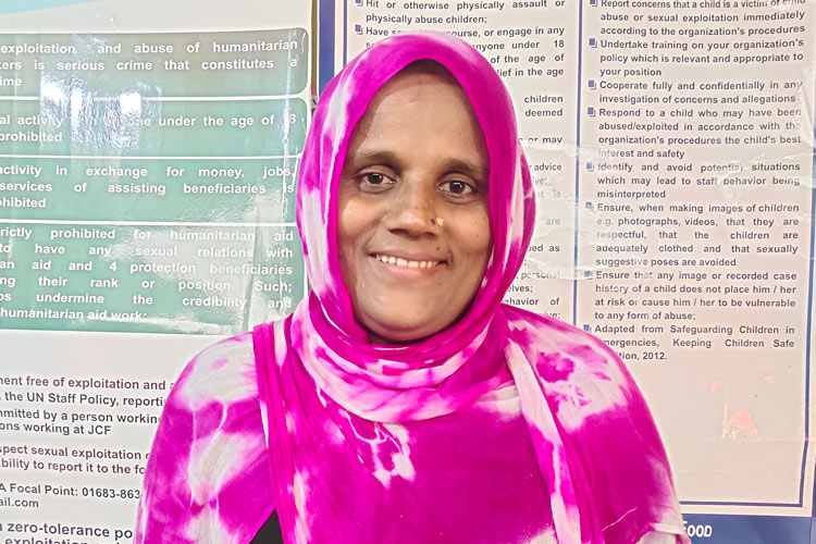 写真：マヘラさん、38歳、女性学習者の母親