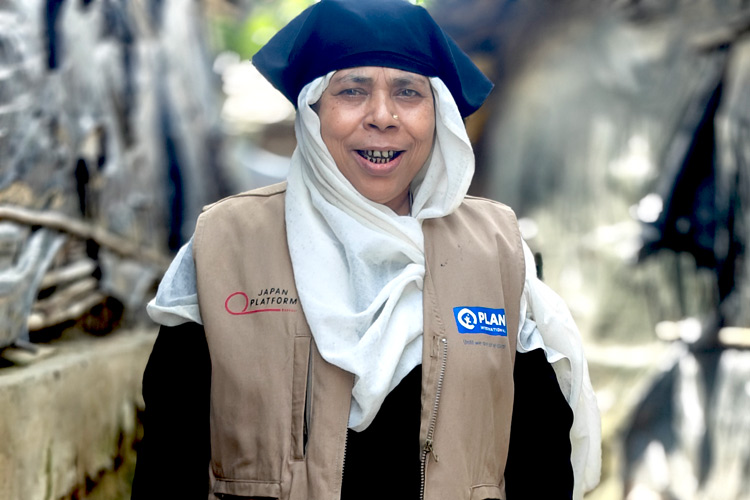 写真：タスリマさん、60歳、女性サポート要員