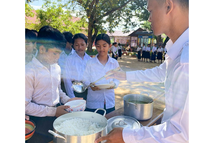 写真：ジェンダー平等が進み、男の子も給食係を務めます