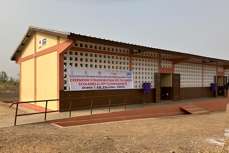 写真：対象校に建設した教室の外観。車いすの生徒が利用できるようスロープを設置