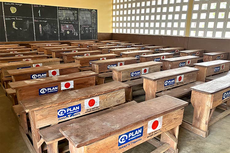 写真：教室の内観。太陽光が入る明るい室内