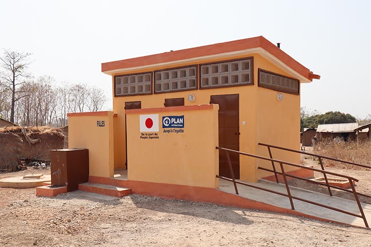 写真：対象校に建設した男女別トイレ。車いすの生徒が利用できるようスロープを設置