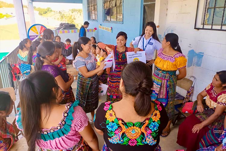 写真：教育の重要性について学ぶ保護者たち