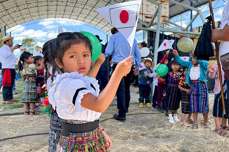 学校で歓迎してくれた子どもたち