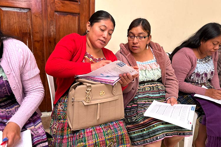 写真：研修のフィードバックをしあう教師たち