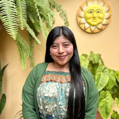 写真：リリアンさん、23歳、教師