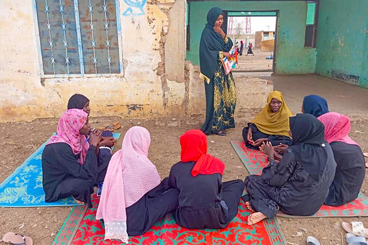 写真：女の子向けのジェンダー平等およびFGM根絶にかかる啓発トレーニング（スーダン）