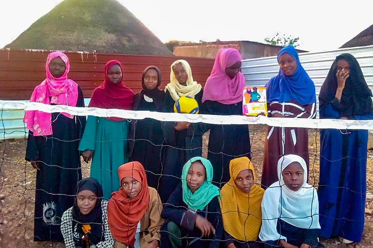 写真：トレーニングの合間に行うレクリエーション用備品の支給（スーダン）