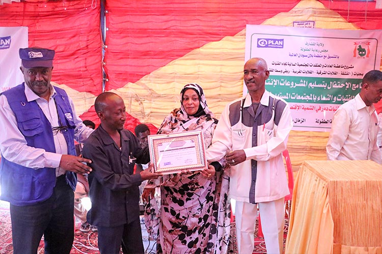 写真：職業訓練を受けた女の子たちへの起業キットの贈呈式（スーダン）