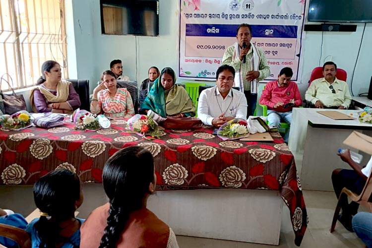 写真：子ども保護委員会による女の子の保護を目的とした会合