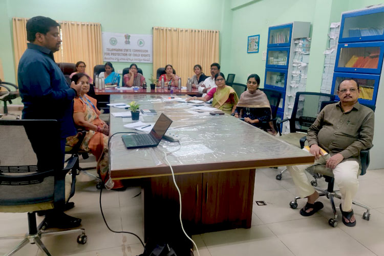 写真：啓発教材の活用方法を検討する会議