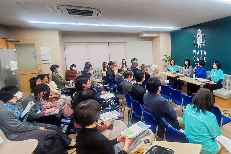 写真：行政や民間団体の担当者を招いて開催した活動報告会