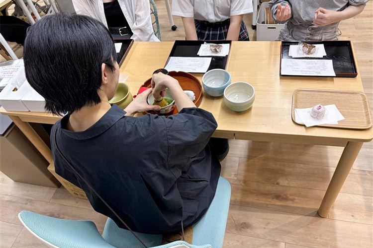 写真：抹茶と桜餅で春を一緒にお祝い
