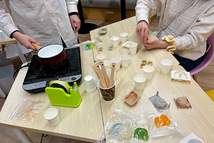 写真：クラフト体験でスクイーズづくり