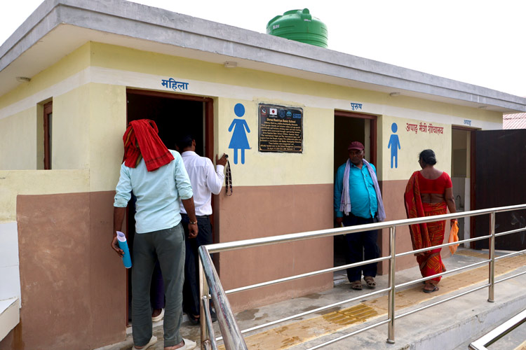 写真：スロープを備えた新しい男女別トイレ