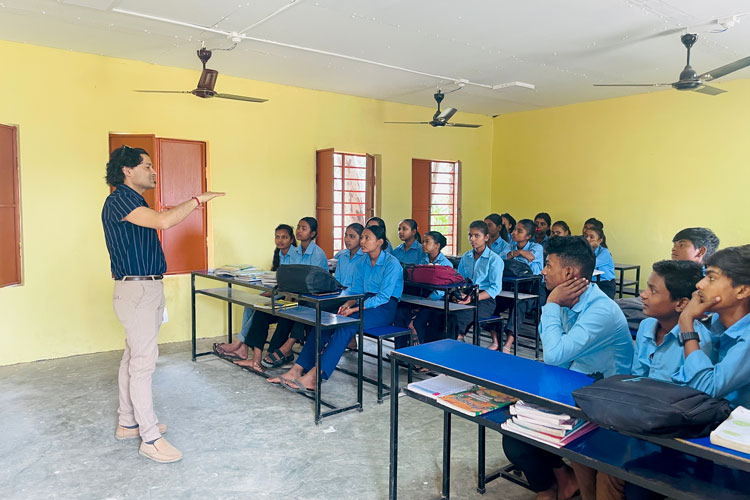 写真：新しい机・椅子を備えて修繕された教室