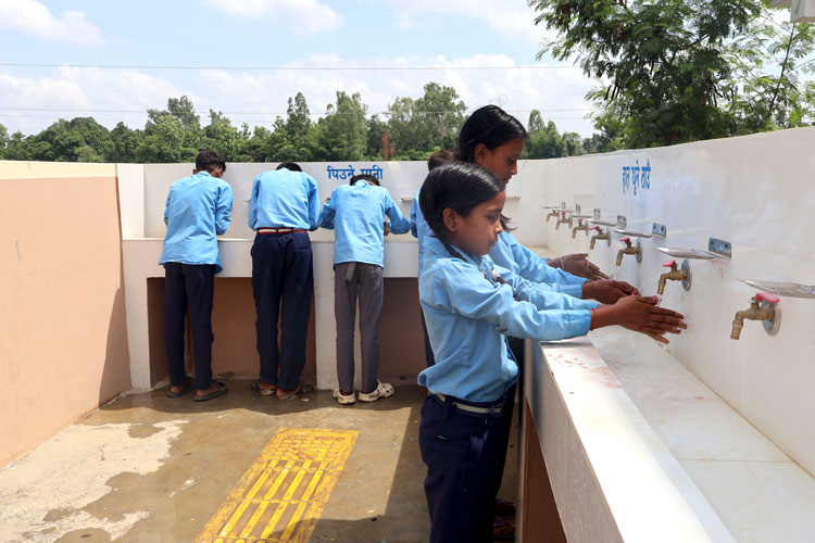 写真：床に点字ブロックを備えた新しい手洗い場