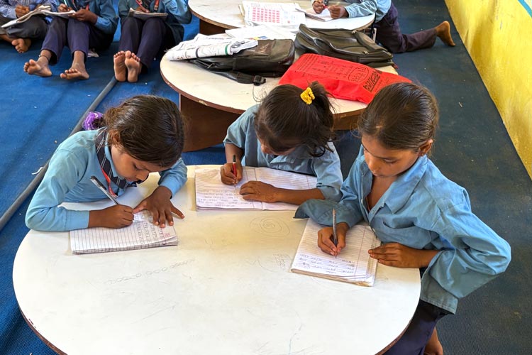 写真：新しい円卓で学ぶ子どもたち