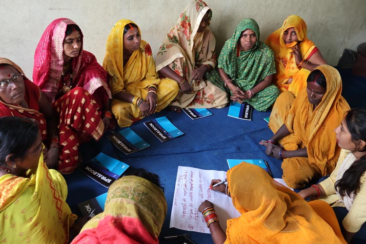 写真：ジェンダー平等を行動規範に取り込もうと話し合う保護者たち