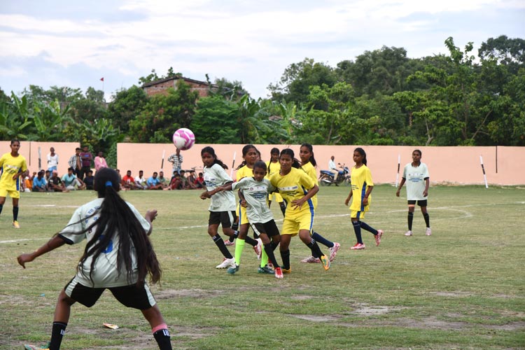 写真：女の子のためのサッカー大会で力強くボールを追いかける女の子たち