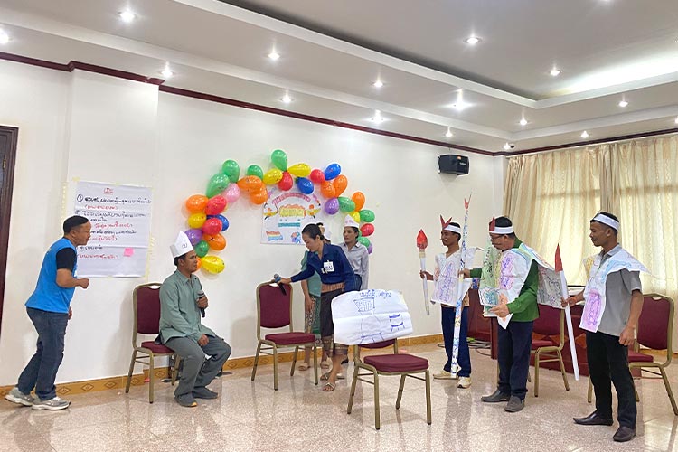 写真：ロールプレイでジェンダー平等について学ぶ教師たち