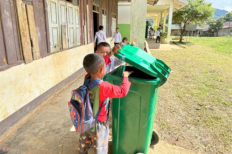 写真：支給されたゴミ箱を活用して衛生的な学校づくり