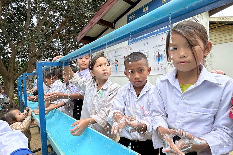 写真：完成した手洗い場にて、石けんを使って手洗い