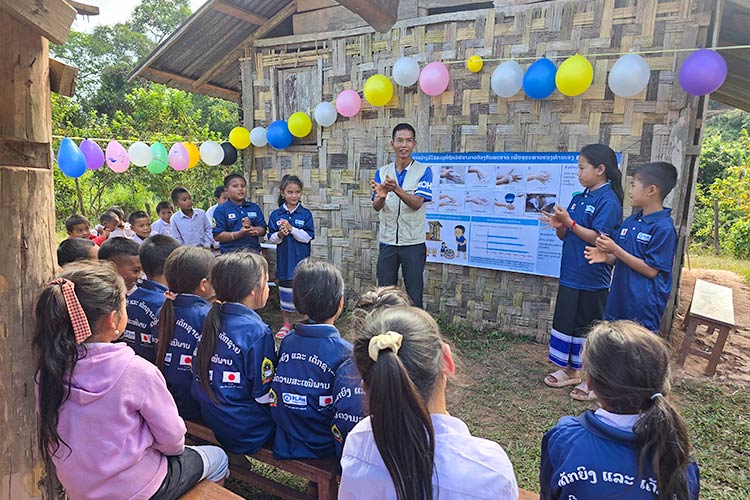 写真：衛生啓発活動を行う生徒クラブ