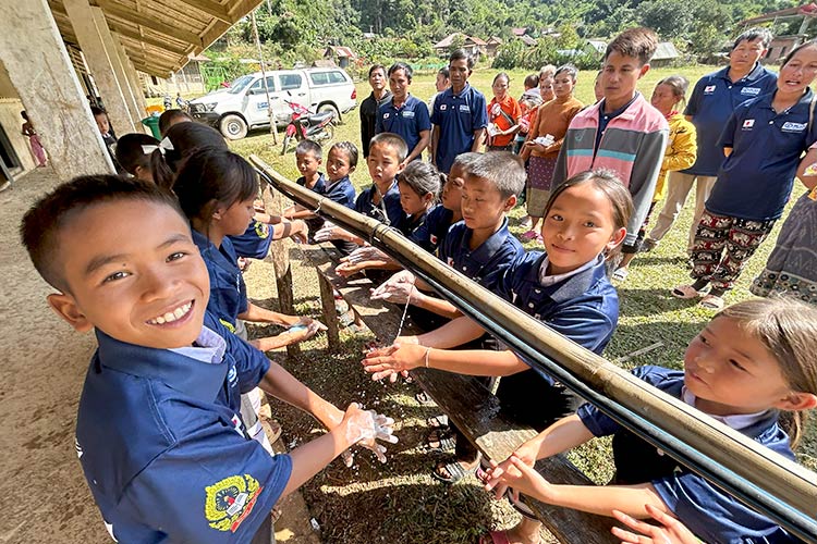 写真：保護者の前で手洗いを実践する子どもたち