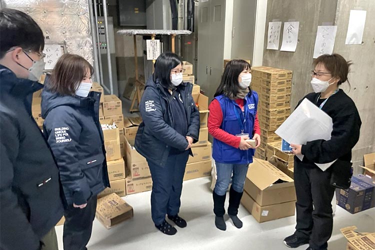 写真：提携団体のNPO法人バルビーのスタッフと避難所へ支援物資を配布