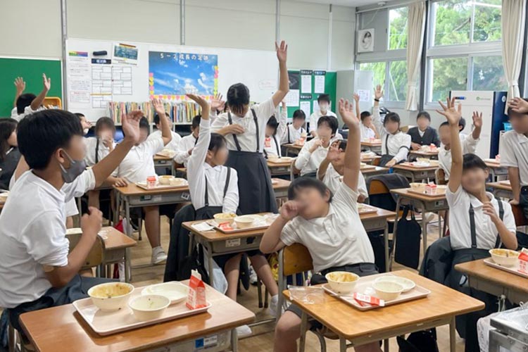 写真：再開された給食を楽しむ児童（輪島市）