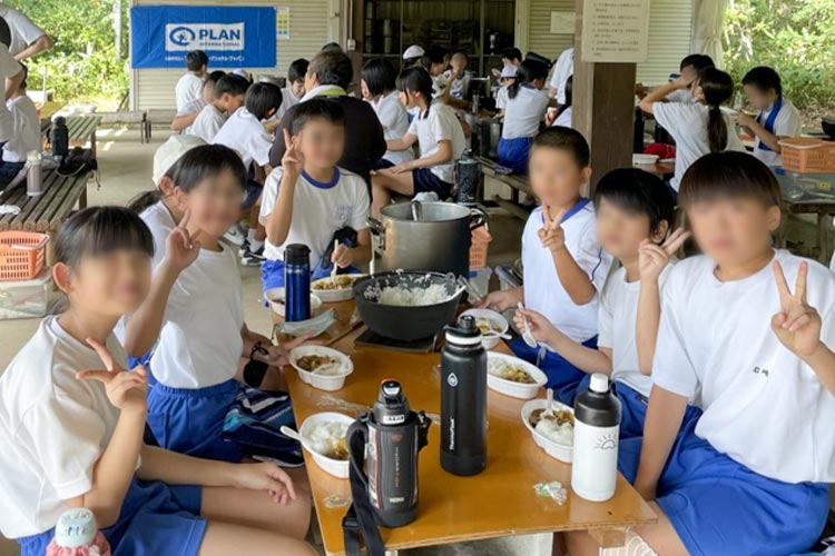 写真：2024年10月、小中学校の修学旅行、遠足