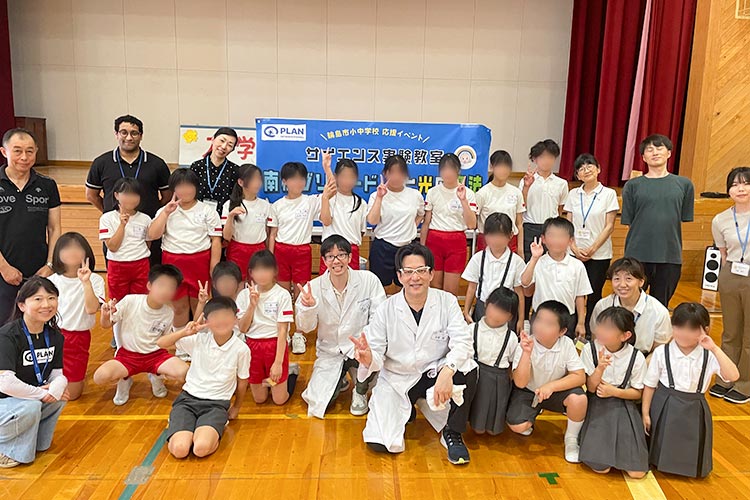 写真：2025年7月、輪島市内の小中学校で開催したサイエンス実験教室