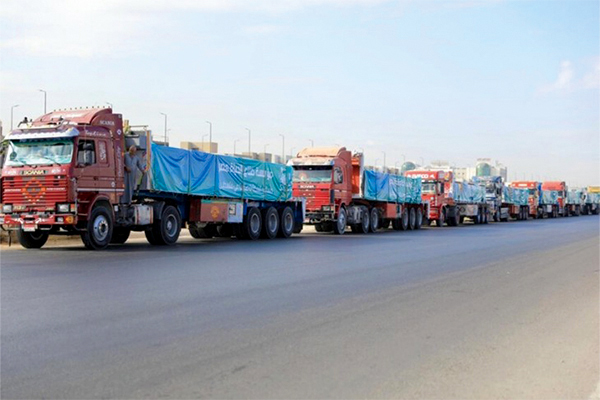 写真：プランの支援物資を積載したトラック（エジプトとガザとの境界地点にて）