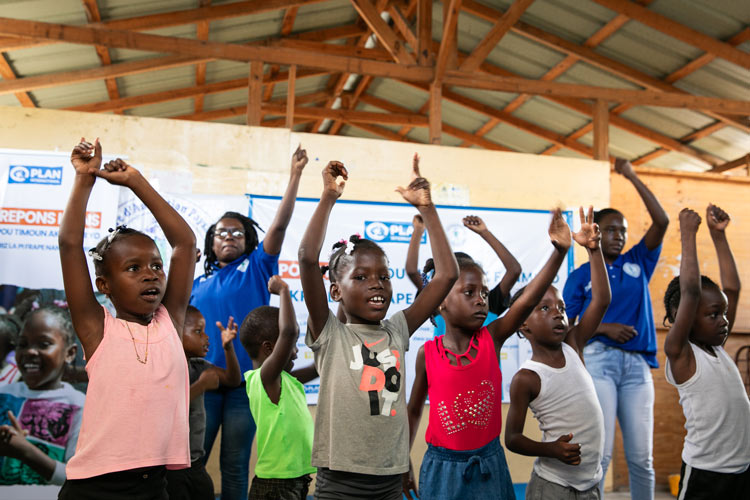 写真：「子どもひろば」で元気よく遊ぶ