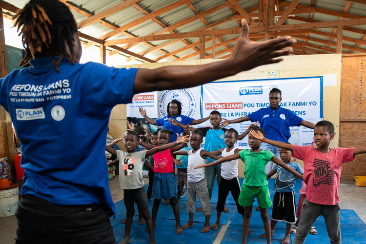 写真：「子どもひろば」で一緒に運動