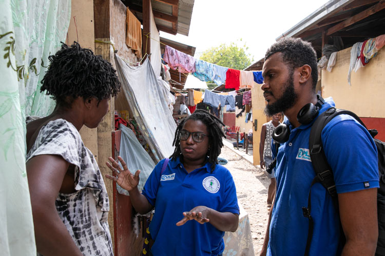 写真：避難者へのインタビュー