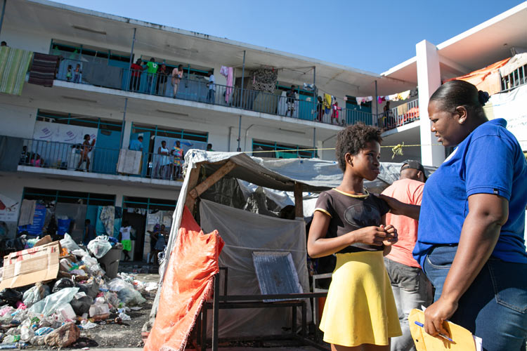 写真：避難生活を送る子どもと対話するプラン職員