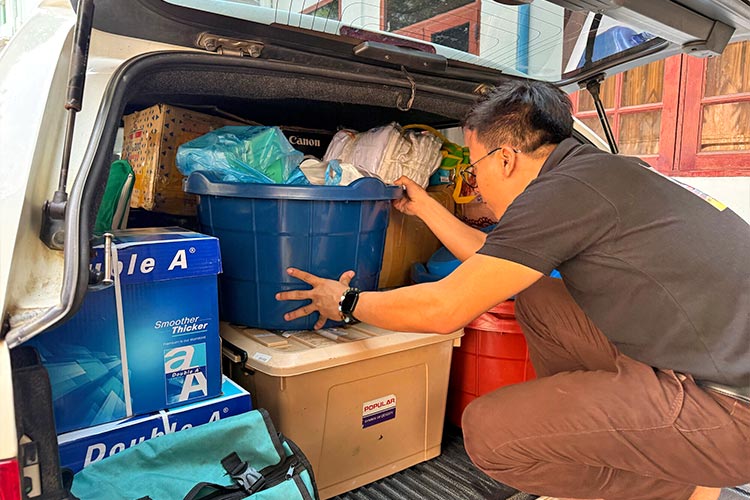 写真：事務所に備蓄していた支援物資を積み込み、発災翌朝に被災地へ