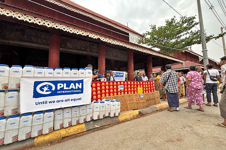 写真：ビスケットなどの非常食や給水容器などを配布