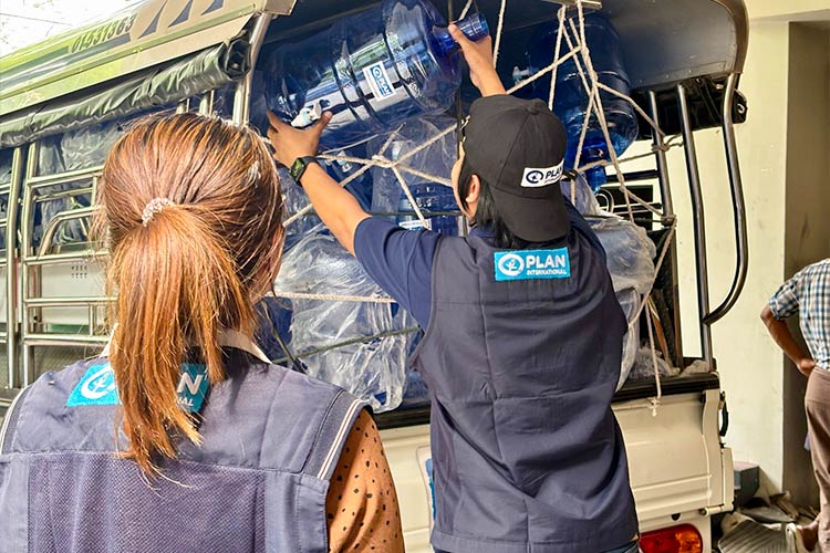 写真：深刻な飲料水不足に対応するため、発災直後から飲料水の配布を実施